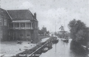 Kleasterdijk. Links café 'de Brug.'