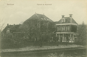 Steenfabriek "de Nijverheid. Het rechter gedeelte is jarenlang bewoond door een mevr.Lettinga, een landelijk bekend kunstenares, etsen, handwerken. In 1910 is zij verhuisd naar Leeuwarden, de Elisabethstraat