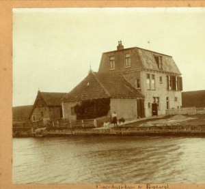 Het oude Contributiehuis van het Waterschap Vijf Deelen Zeedijken Binnendijks te Roptazijl boven Pietersbierum. Zij woonden hier van 1917 tot 1927/1930