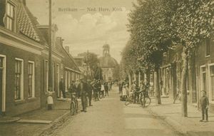 Uiterst rechts-onder, naast het jongetje, de gevel van de bakkerij van Jan Aukes - anno 1919